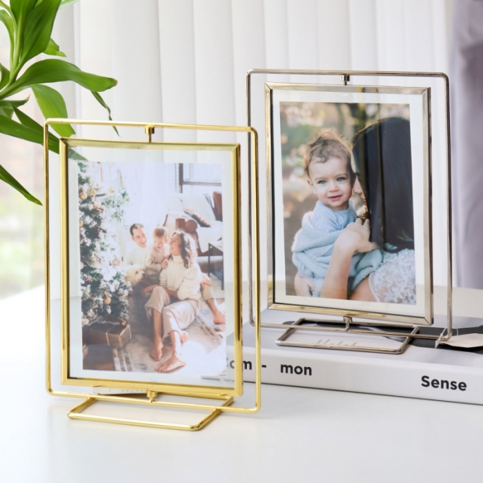 Double sided floating photo frame