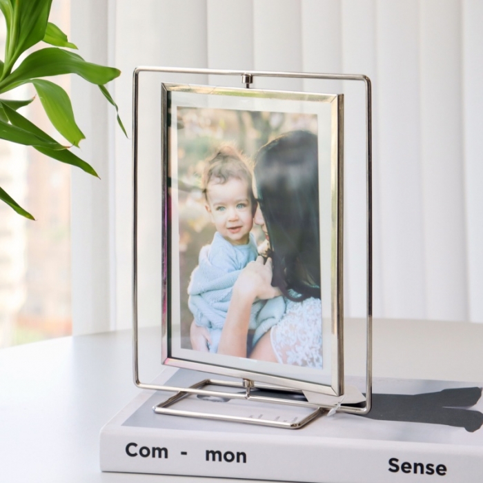 Double sided floating photo frame